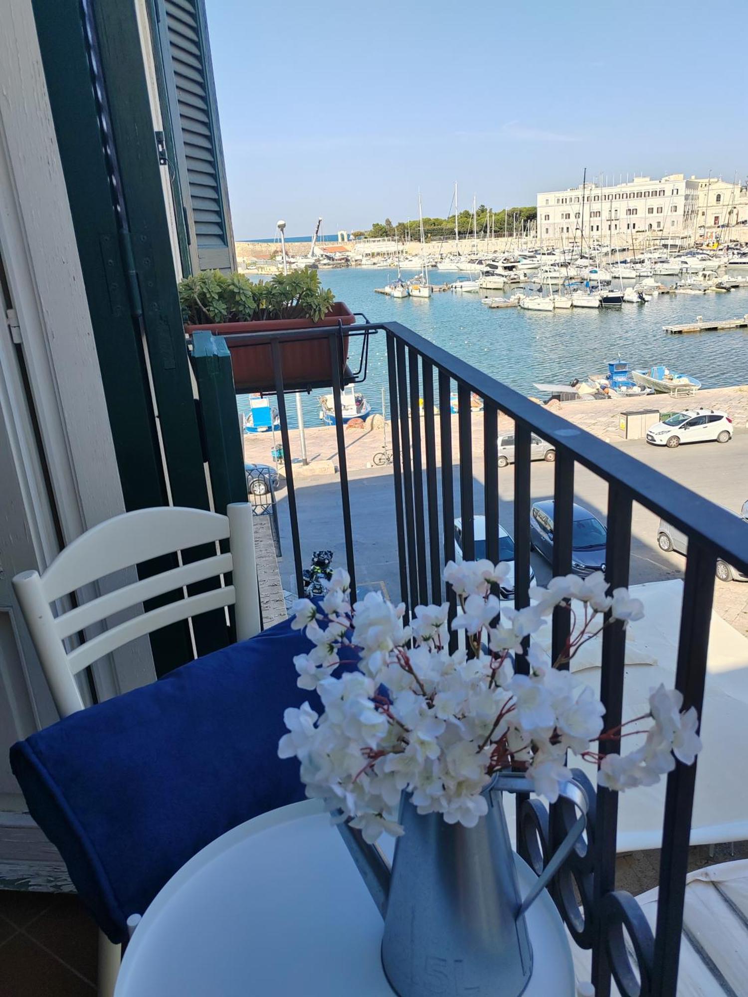 La Finestra Sul Porto Apartamento Trani Exterior foto